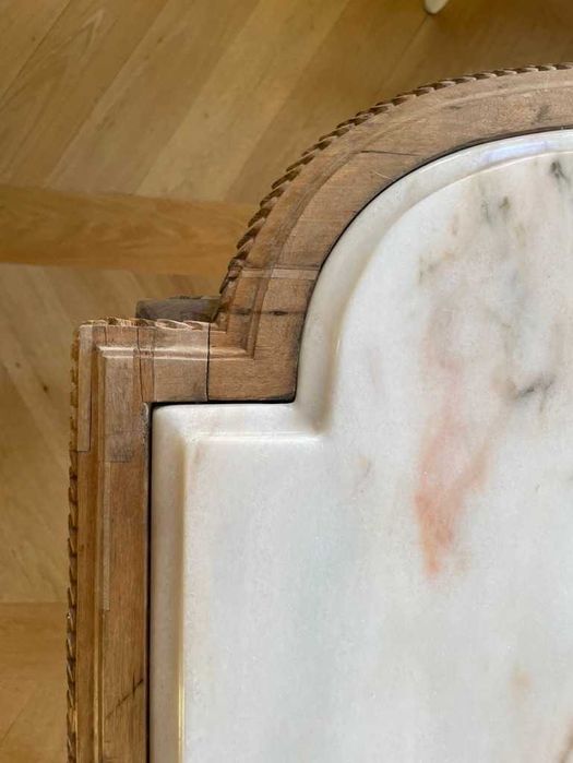 antyczny stolik z blatem marmurowym