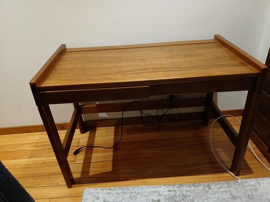 Secretária em ótimo estado