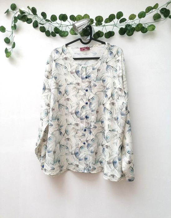 Blusa Creme com Padrão e Pormenores Azuis