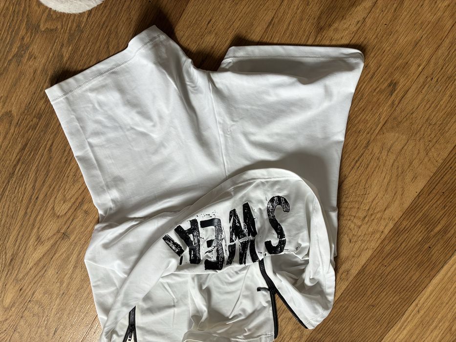Saia-calça branca com lettering preto para ginasio