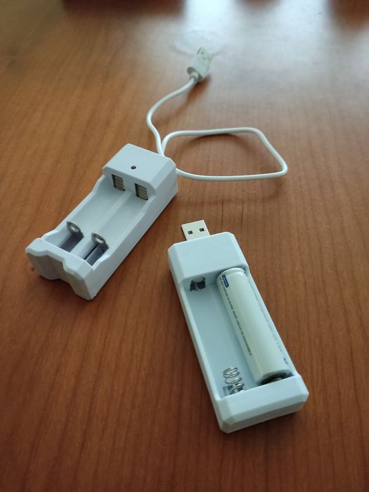 Carregador de pilhas por USB ou tomada