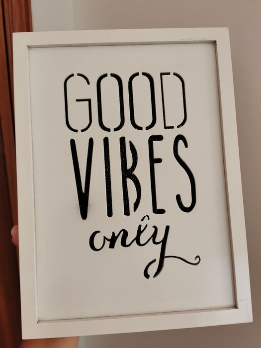 Painel luminoso "good vibes only"