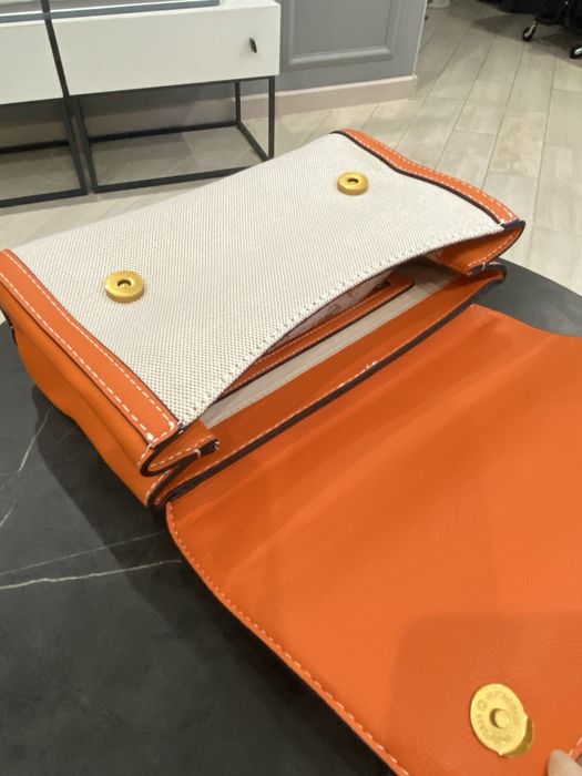 Продам сумку женскую . Guess. США