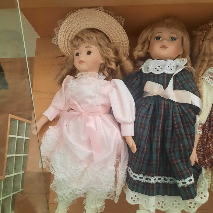 7 Bonecas de porcelana.