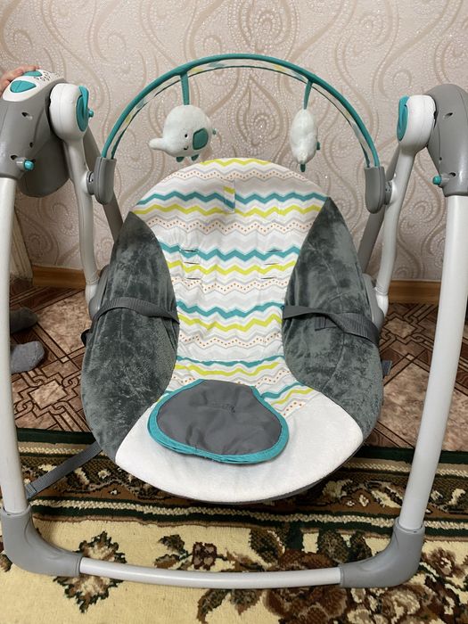 Шезлонг качалка, колиска, заколисуючий центр