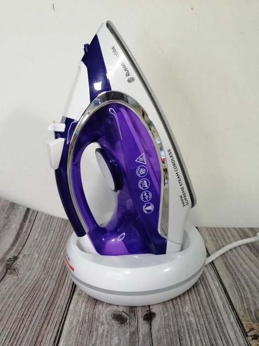 Żelazko Russell Hobbs 23300 bezprzewodowe  2400 W