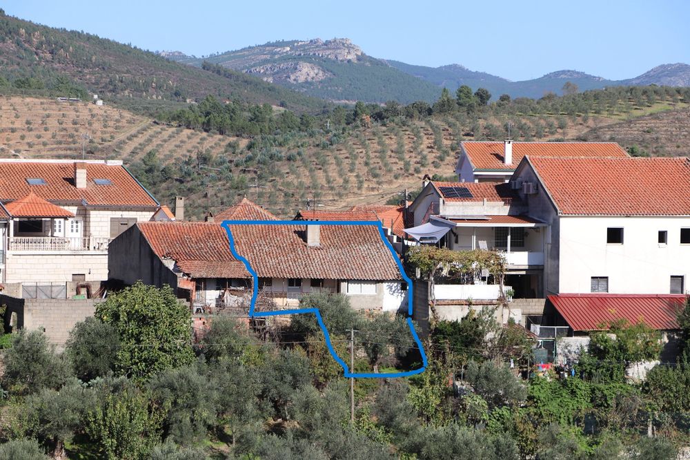 Vendo casa em aldeia tranquila