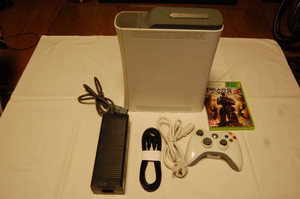 konsola Xbox 360, 120 GB, zasilacz, pad, kabel HDMI, gra