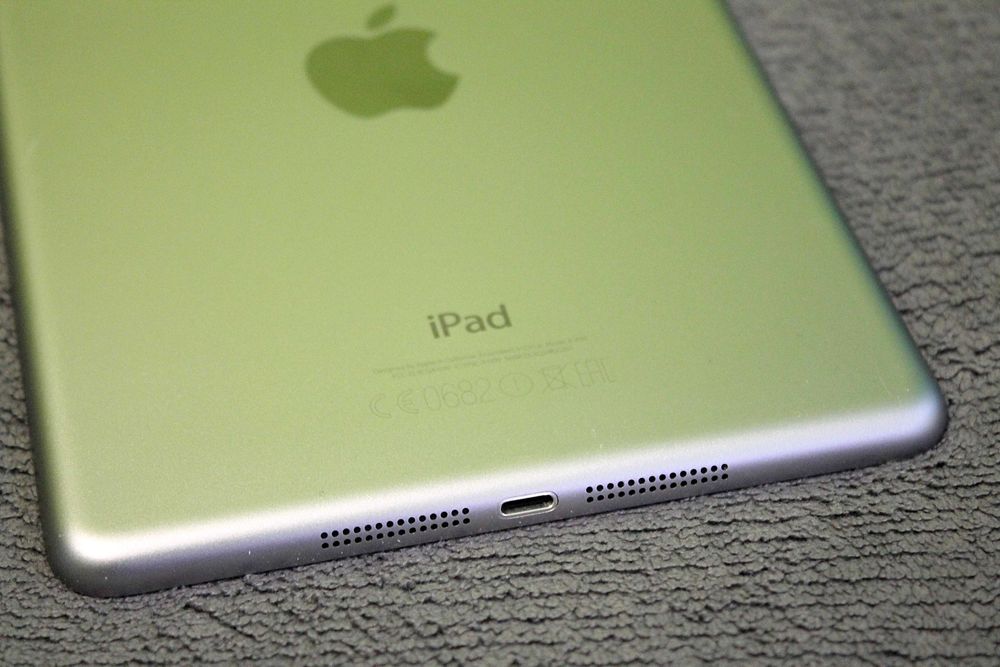 Планшет Apple iPad mini 3 / 7.9" IPS Retina / 16GB / WiFi