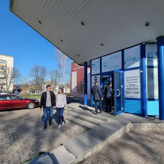 Продаж комерційної будівлі + 47 соток землі.