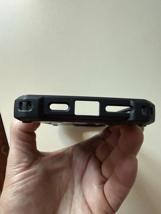 Продам Чехол UAG Monarch Pro для iPhone 16 pro max green