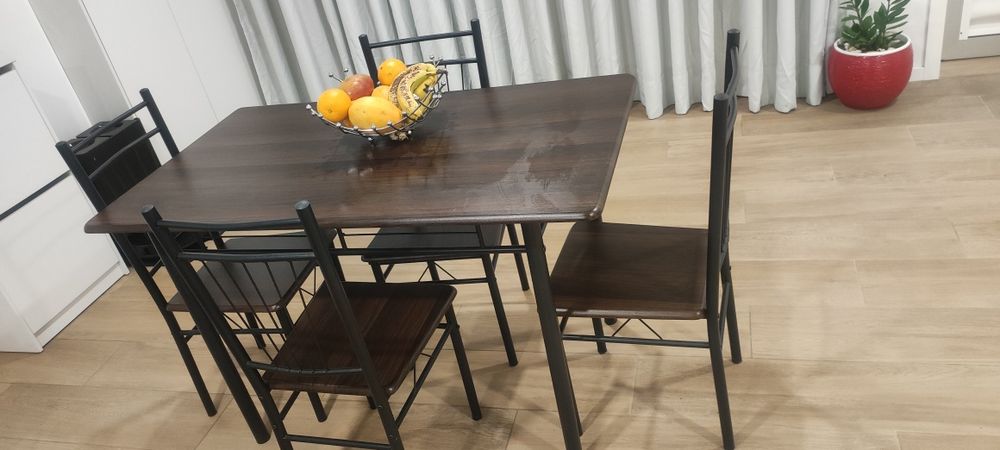Vendo conjunto de mesa com 4 cadeiras