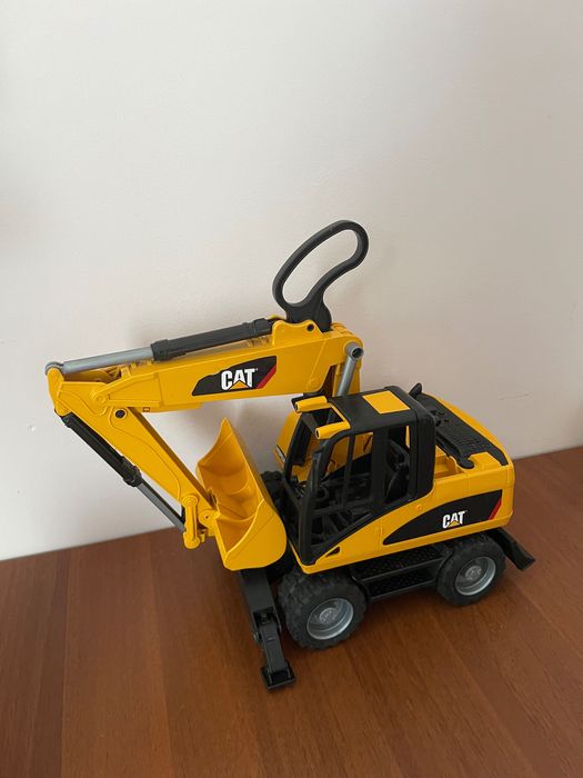 Іграшковий екскаватор Bruder