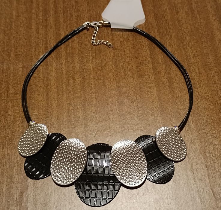 Colar cor preto e cor  prata,  novo c etiqueta