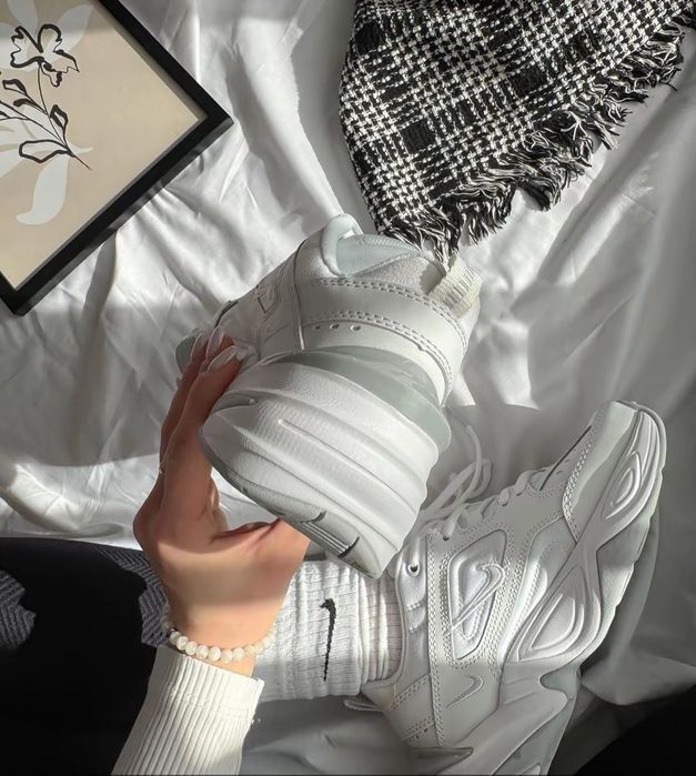 Жіночі білі кросівки