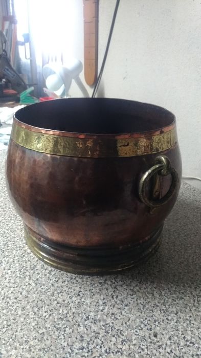 Pote decorativo em cobre e latão