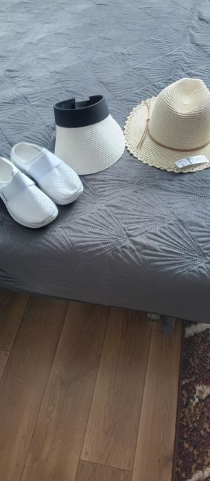 Kapelusz daszek plus buty plażowe