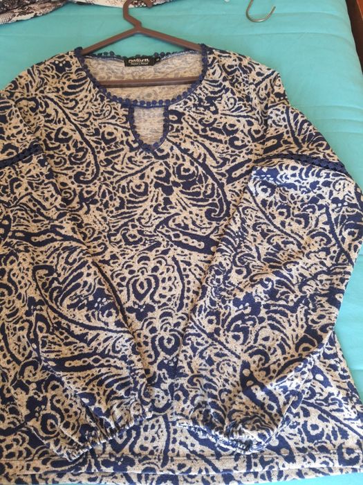 Camisola  azul mais casaco preto