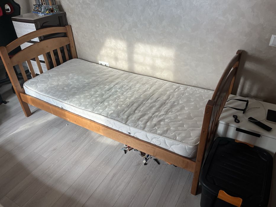 Кровати из бука 2 штуки + бонусом 2 матраса