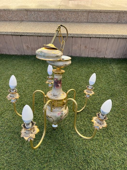 Vendo candeeiro de teto em porcelana maravilhoso