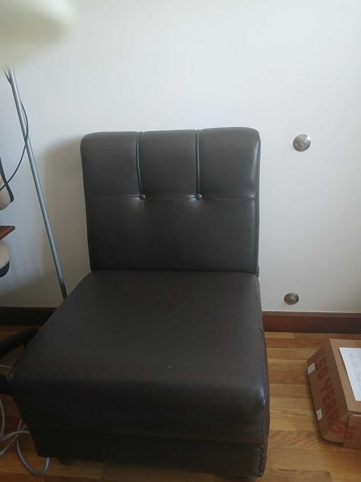 Sofá individual bem estimado
