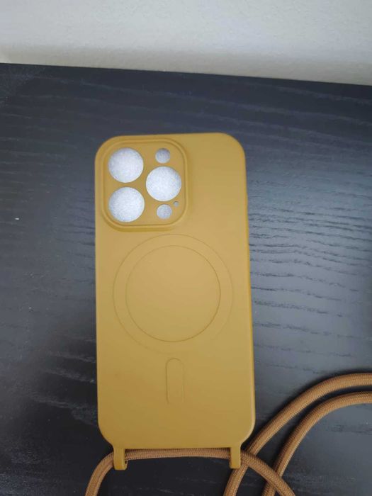 Capa MagSafe com Cordão Crossbody – iPhone 15 Pro | Castanha