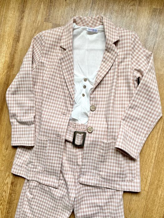 Женский костюм