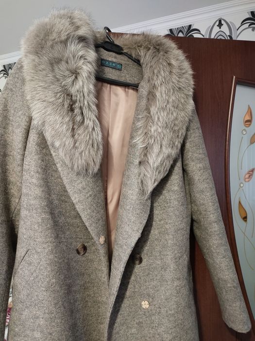 Пальто зимове з натуральної шерсті з коміром з песця