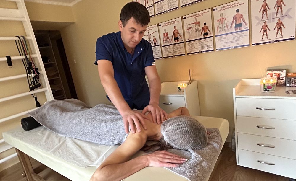 Масаж, кінезіотерапія.