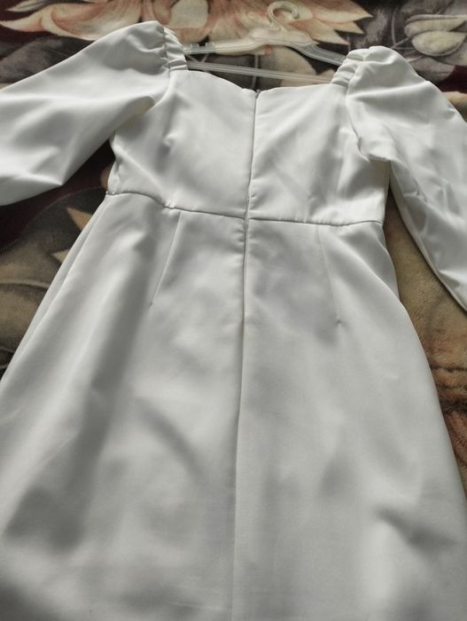 Сукня жіноча з вирізом