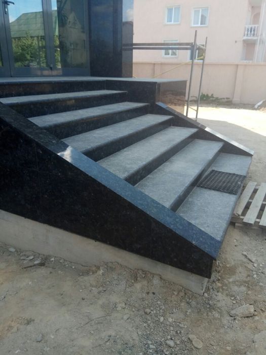 Сходи з граніту та мармуру.