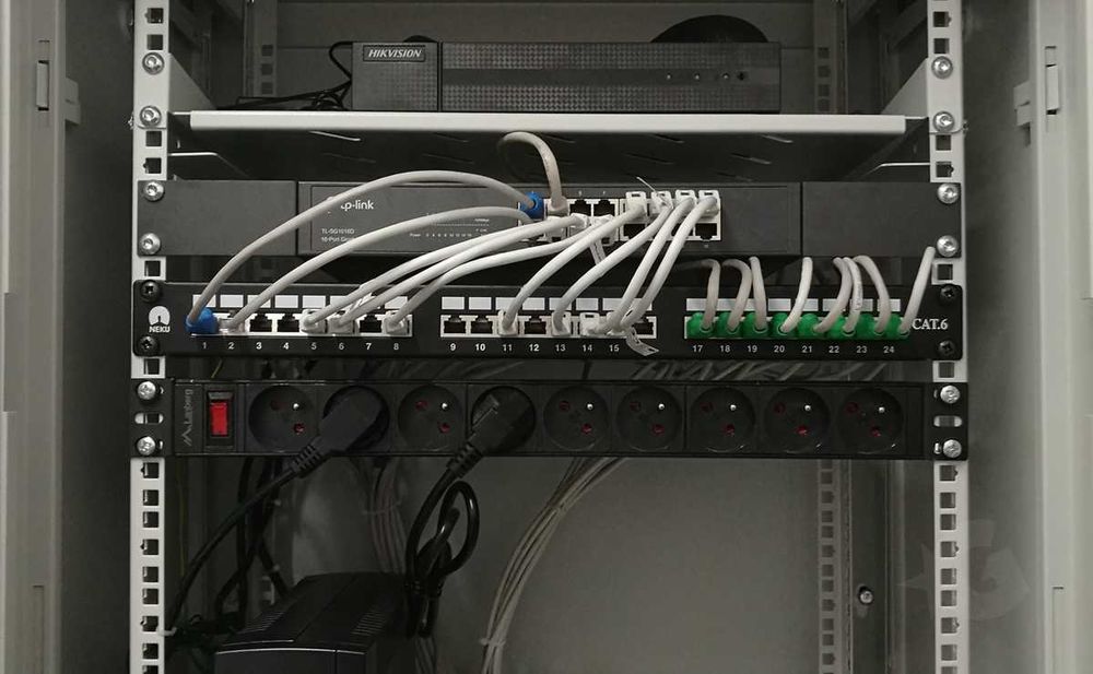 Serwis komputerowy Informatyk Sieci Serwery Monitoring CCTV Strony WWW