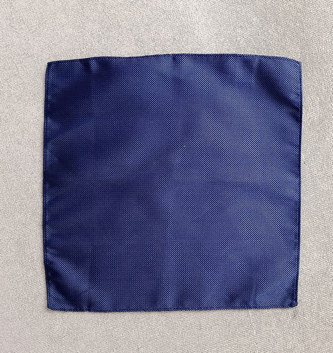 Jedwabna granatowa poszetka 100% silk
Wymiary 25×25 cm