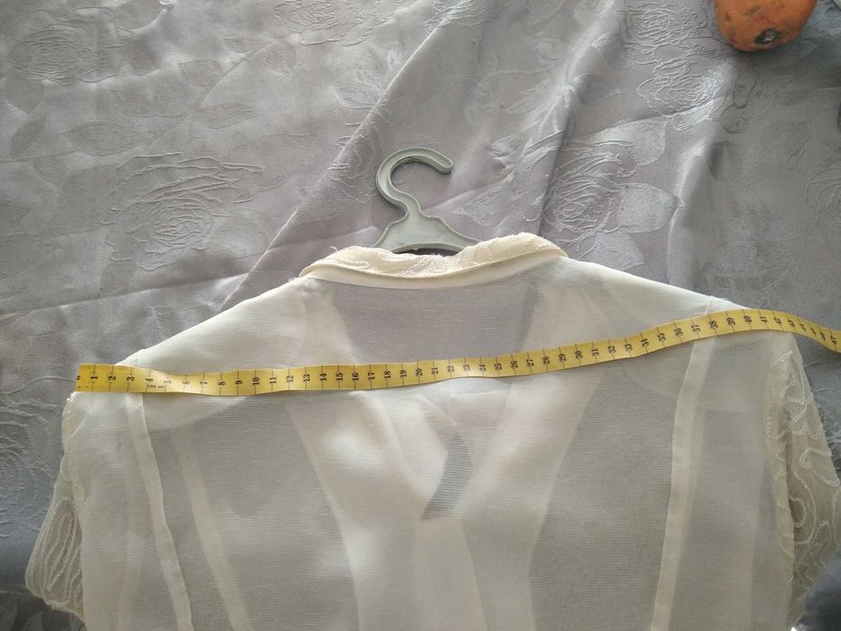 Linda blusa  muito leve com lindos bordados na manga