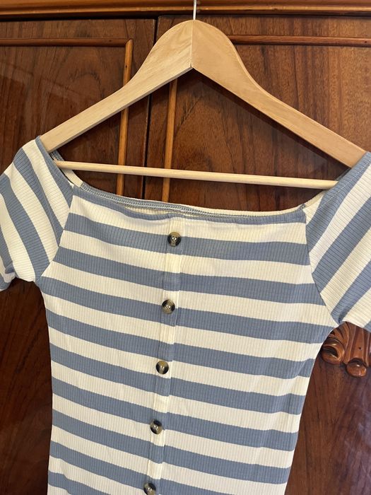 Dopasowana sukienka w paski