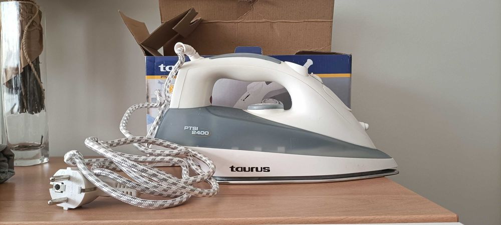 Ferro de engomar Taurus 2400w nunca usado