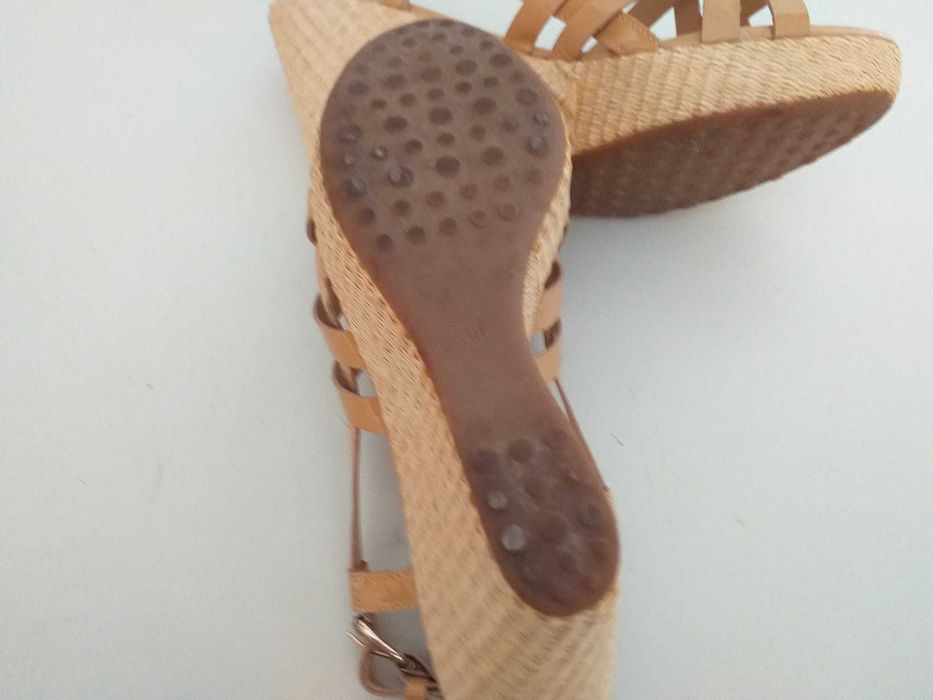 Sandália de Cunha em Verniz Bege