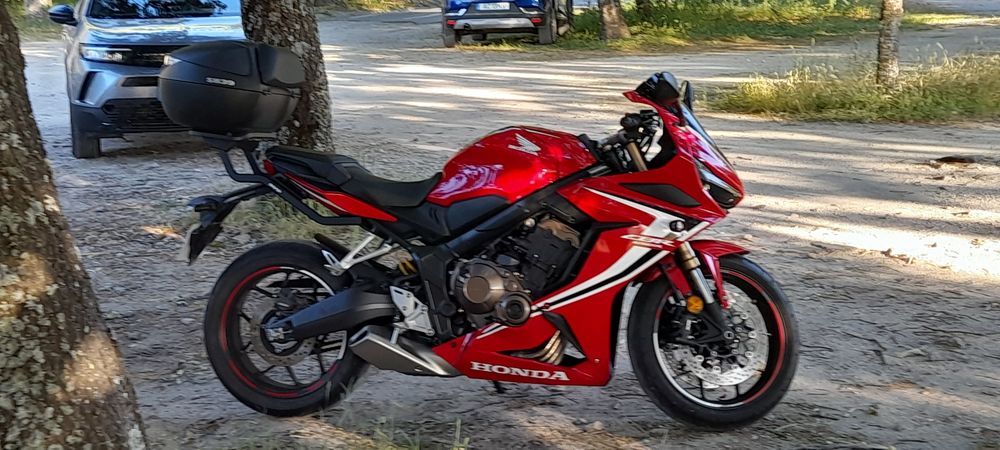 Honda CBR 650 R vermelha