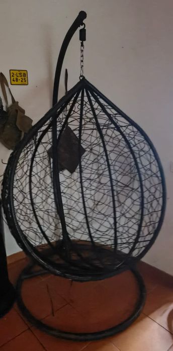 Vendo ovo baloiço com almofada vermelha