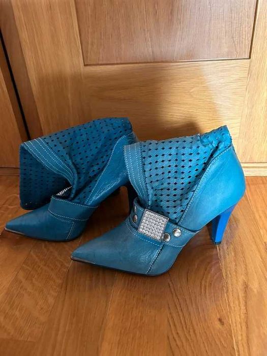 Botas azuis de pele com salto