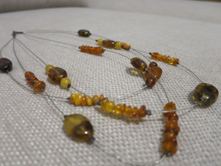 Naszyjnik z bursztynami.