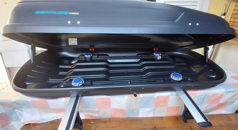 Mala de tejadilho Norauto bermude 4100 com as Barras Thule respectivas