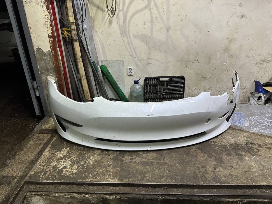 Бампер тесла Tesla model3  под ремонт