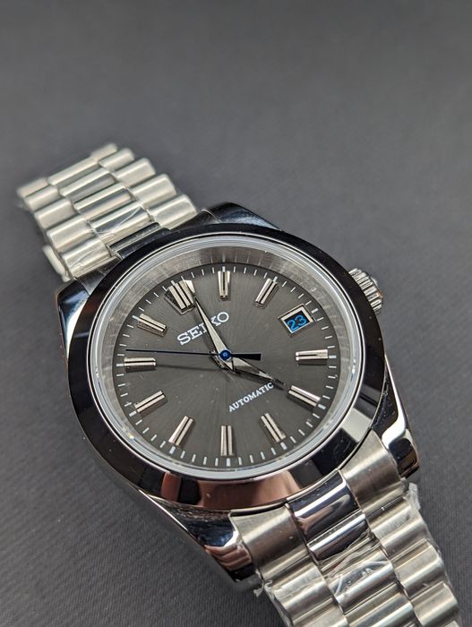 Piękny grafitowy Seiko mod z nakładanymi indeksami niebieski akcent