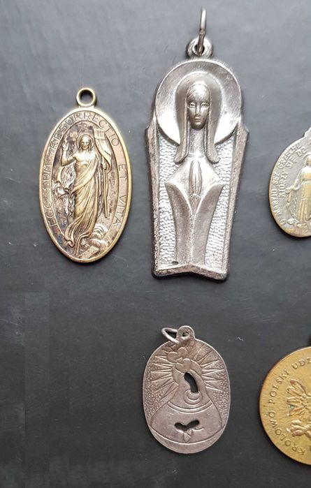 Kolekcja medalików, od dwudziestolecia międzywojennego, 18 sztuki