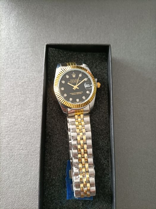 Relógio dourado e preto