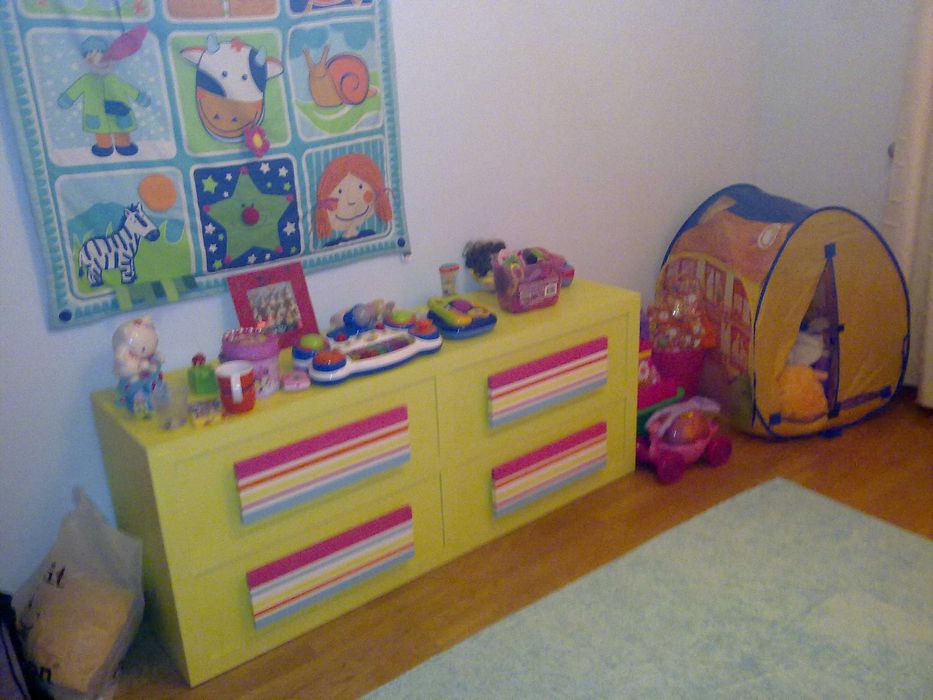 Cama e cómoda para quarto solteiro ou criança