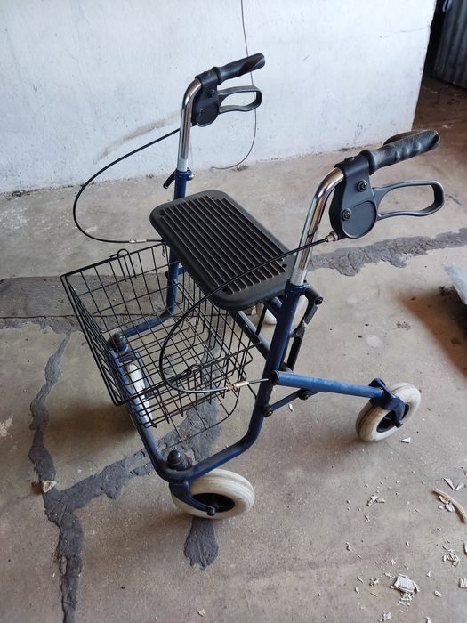 Vendo Andarilho de 4 Rodas com Assento e Cesto