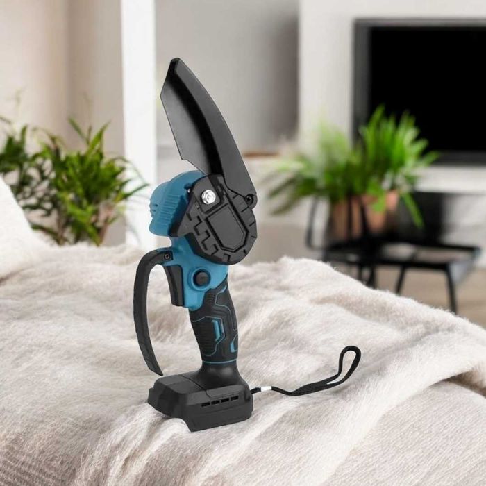 Акумуляторна пила по дереву в чемоданчику з двома акумами