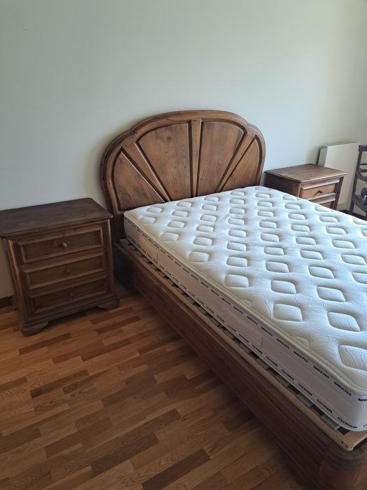 Cama, dois camiseiras e cadeira tudo castanho velho maciço